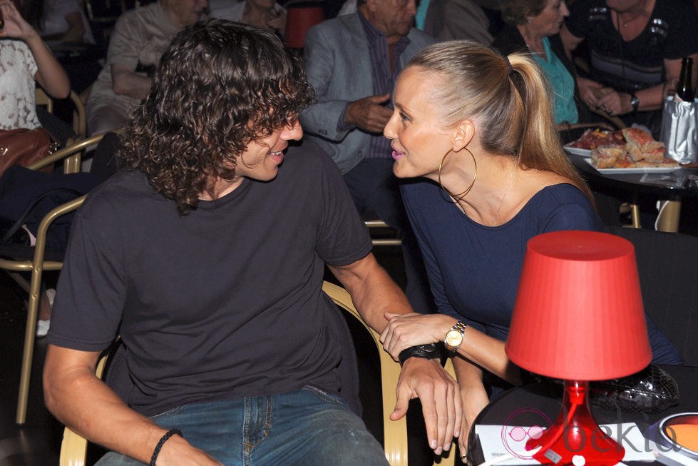 Carles Puyol y Vanesa Lorenzo, muy cómplices en el estreno de 'The Hole' en Barcelona