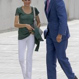 Los Príncipes Felipe y Letizia ríen divertidos antes de visitar al Rey en el hospital