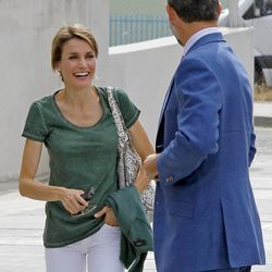 La Princesa Letizia, divertida, sonriente y natural antes de visitar al Rey en el hospital