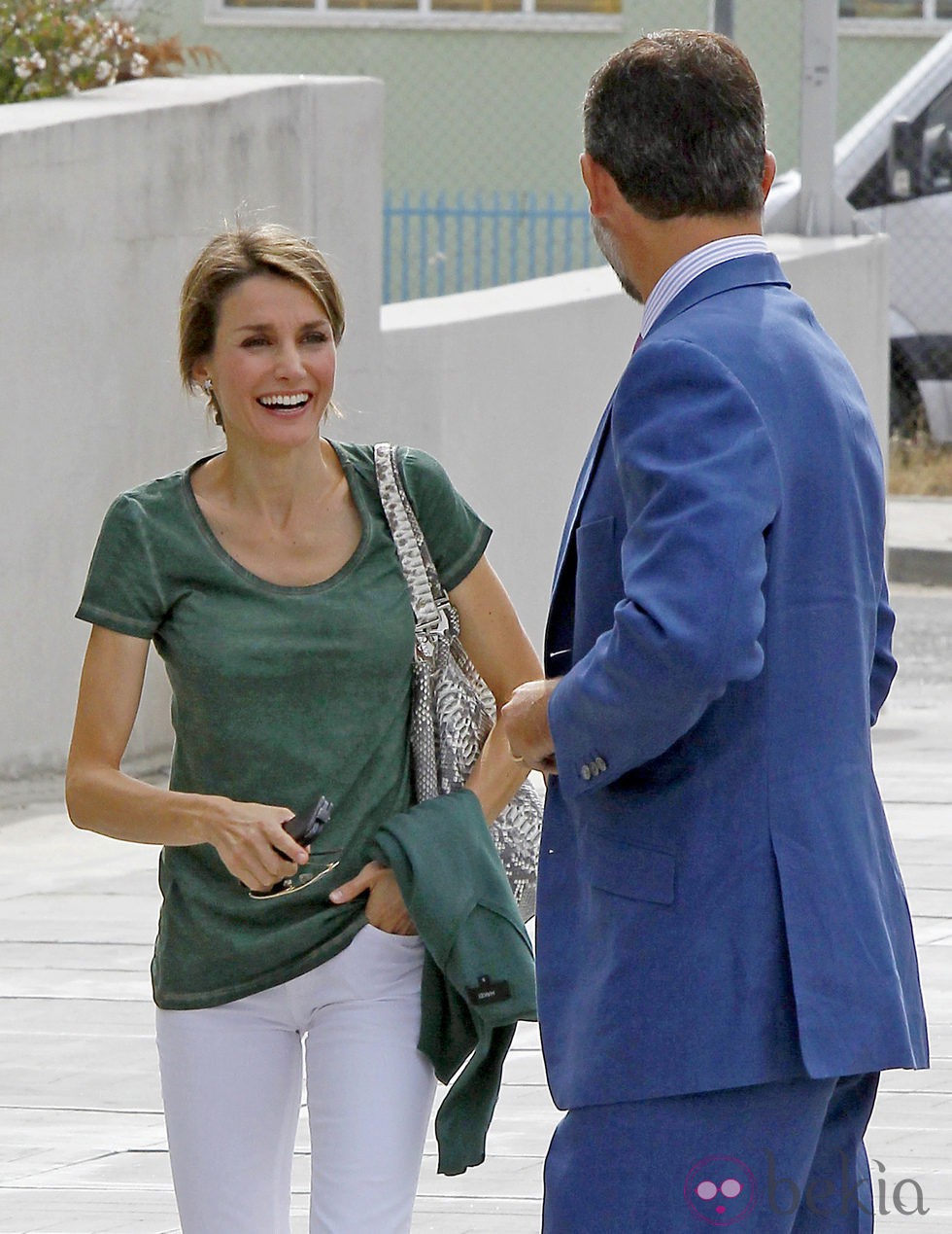 La Princesa Letizia, divertida, sonriente y natural antes de visitar al Rey en el hospital