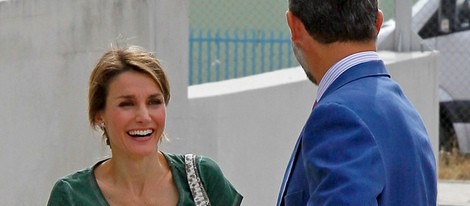 La Princesa Letizia, divertida, sonriente y natural antes de visitar al Rey en el hospital