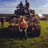 Scott Eastwood luce pectorales en el rodaje de 'Fury'