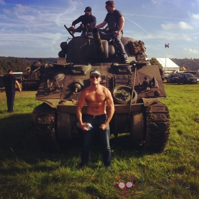 Scott Eastwood luce pectorales en el rodaje de 'Fury'