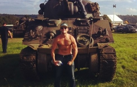 Scott Eastwood luce pectorales en el rodaje de 'Fury'