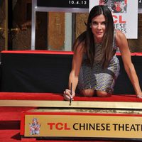 Sandra Bullock plasma sus huellas en el Teatro Chino de Los Angeles