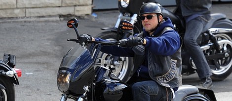 Charlie Hunnam montando en moto en la grabación de 'Hijos de la Anarquía'