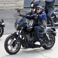 Charlie Hunnam montando en moto en la grabación de 'Hijos de la Anarquía'