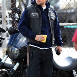 Charlie Hunnam en un descanso de la grabación de 'Hijos de la Anarquía'