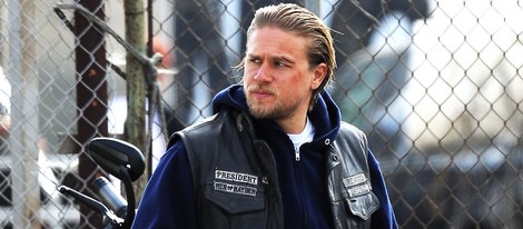 Charlie Hunnam en un descanso de la grabación de 'Hijos de la Anarquía'