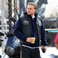 Charlie Hunnam en un descanso de la grabación de 'Hijos de la Anarquía'