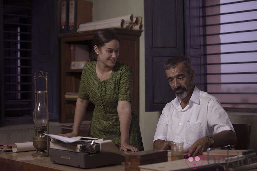 Imanol Arias y Aída Folch en una escena de la tv movie 'Vicente Ferrer'