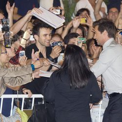 Hugh Jackman firma autógrafos a su llegada al Festival de San Sebastián 2013