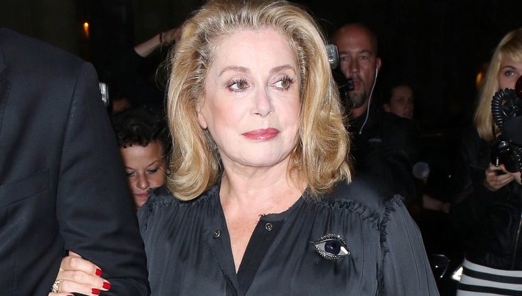 Catherine Deneuve en la Semana de la Moda de París primavera/verano 2014