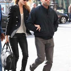 Jason Statham y Rosie Huntington-Whiteley en la Semana de la Moda de París primavera/verano 2014