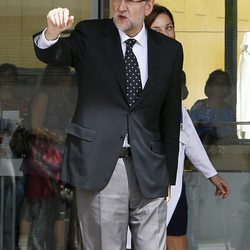 Mariano Rajoy visita al Rey en el hospital tras ser operado de la cadera