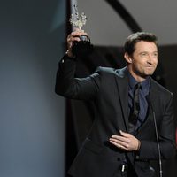 Hugh Jackman con su Premio Donostia en el Festival de San Sebastián 2013