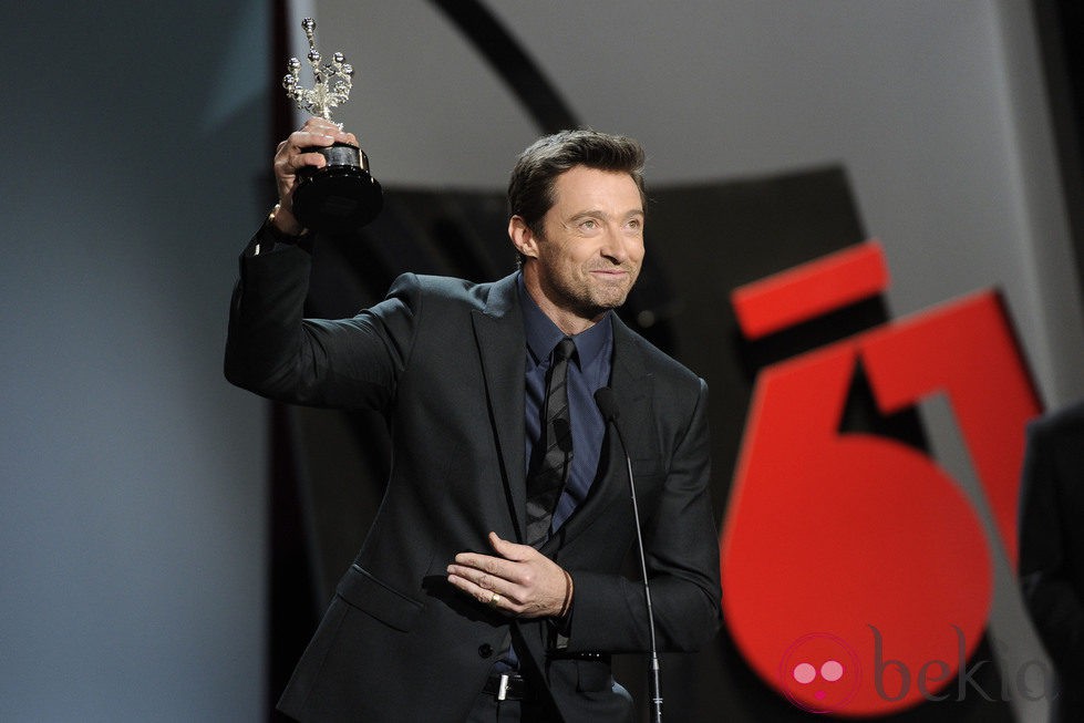 Hugh Jackman con su Premio Donostia en el Festival de San Sebastián 2013