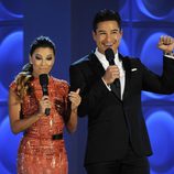 Eva Longoria y Mario Lopez presentando los premios ALMA 2013