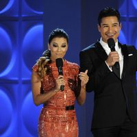 Eva Longoria y Mario Lopez presentando los premios ALMA 2013