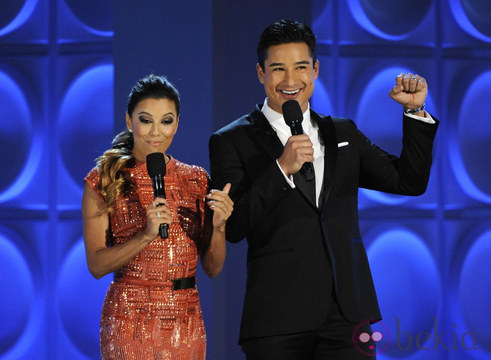 Eva Longoria y Mario Lopez presentando los premios ALMA 2013