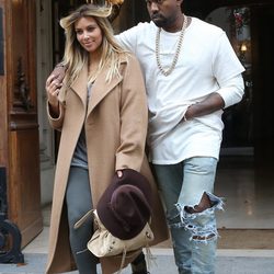 Kim Kardashian y Kanye West salen de una tienda en París