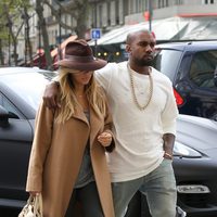 Kim Kardashian y Kanye West dan un paseo por París