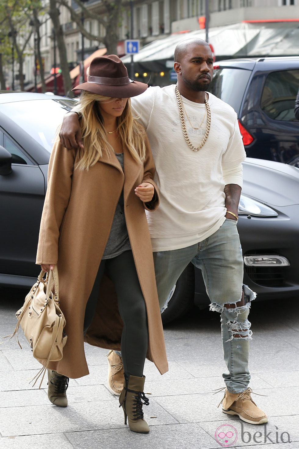 Kim Kardashian y Kanye West dan un paseo por París