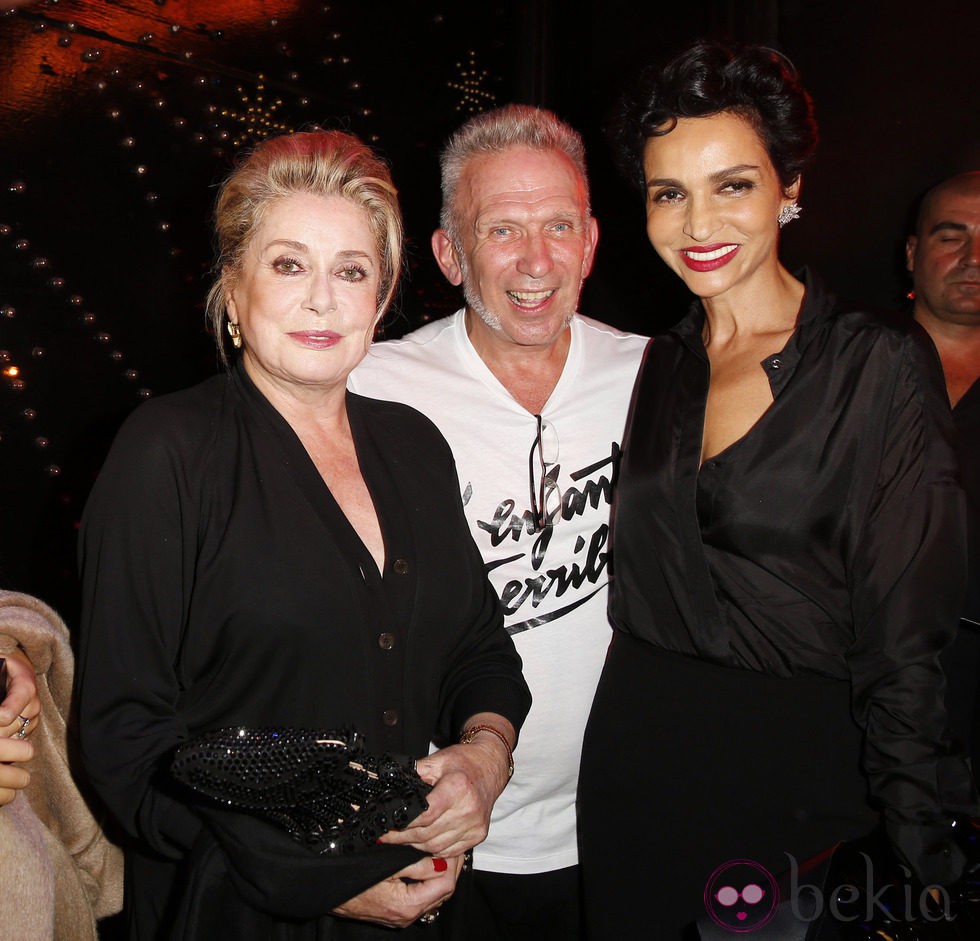 Catherine Deneuve, Jean Paul Gaultier y Nabilla Benattia en el desfile de Jean Paul Gaultier en la Semana de la Moda de París primavera/verano 2014