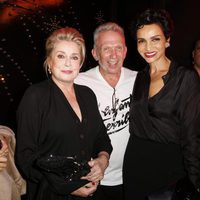 Catherine Deneuve, Jean Paul Gaultier y Nabilla Benattia en el desfile de Jean Paul Gaultier en la Semana de la Moda de París primavera/verano 2014