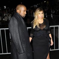 Kanye West y Kim Kardashian en el desfile de Givenchy en la Semana de la Moda de París primavera/verano 2014