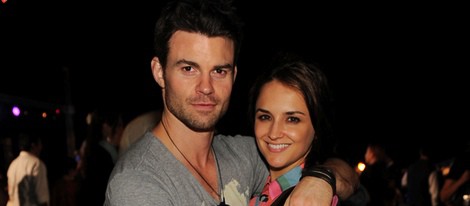 Rachael Leigh Cook y Daniel Gillies en un festival de música