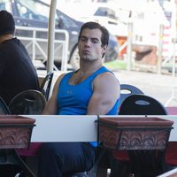 Henry Cavill esperando su comida en el rodaje en Nápoles de 'The man from U.N.C.L.E'