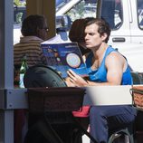 Henry Cavill mirando la carta en un restaurante en el rodaje en Nápoles de 'The man from U.N.C.L.E'