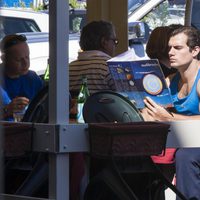 Henry Cavill mirando la carta en un restaurante en el rodaje en Nápoles de 'The man from U.N.C.L.E'