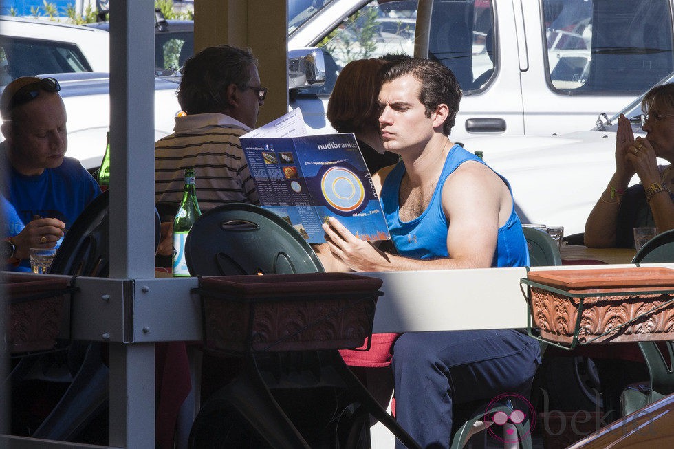 Henry Cavill mirando la carta en un restaurante en el rodaje en Nápoles de 'The man from U.N.C.L.E'