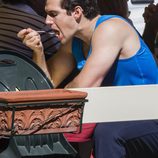 Henry Cavill comiendo en un restaurante en el rodaje en Nápoles de 'The man from U.N.C.L.E'