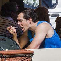 Henry Cavill comiendo en un restaurante en el rodaje en Nápoles de 'The man from U.N.C.L.E'