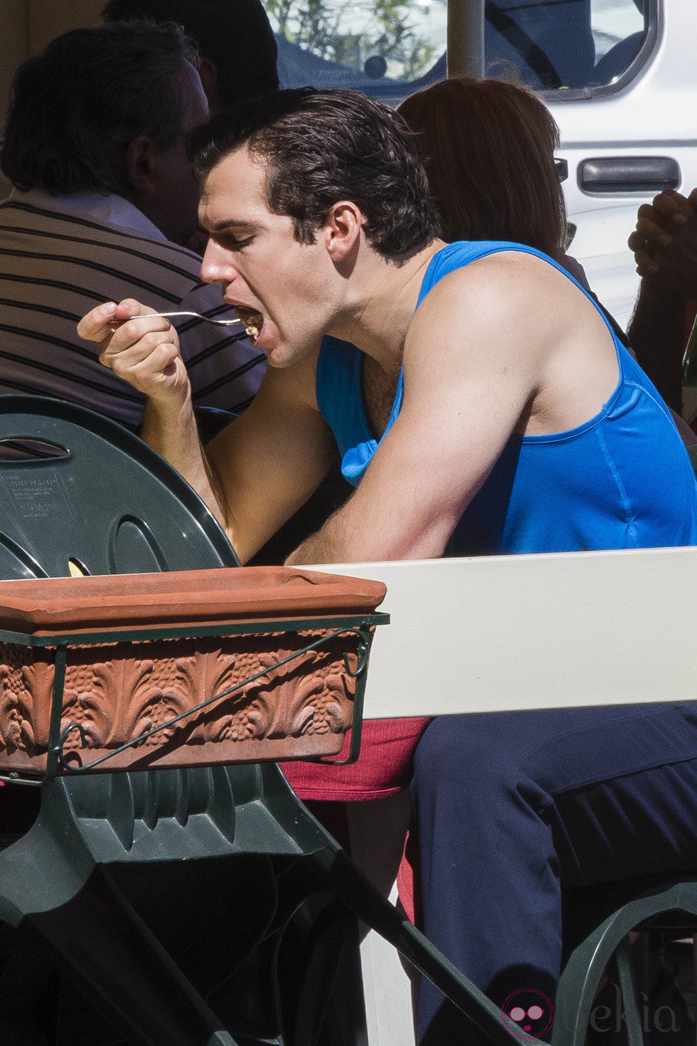 Henry Cavill comiendo en un restaurante en el rodaje en Nápoles de 'The man from U.N.C.L.E'