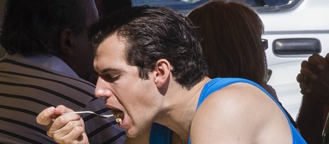 Henry Cavill comiendo en un restaurante en el rodaje en Nápoles de 'The man from U.N.C.L.E'