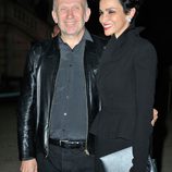 Jean-Paul Gaultier y Farida Khelfa en el desfile de Yves Saint Laurent en la Semana de la Moda de París primavera/verano 2014