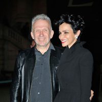 Jean-Paul Gaultier y Farida Khelfa en el desfile de Yves Saint Laurent en la Semana de la Moda de París primavera/verano 2014