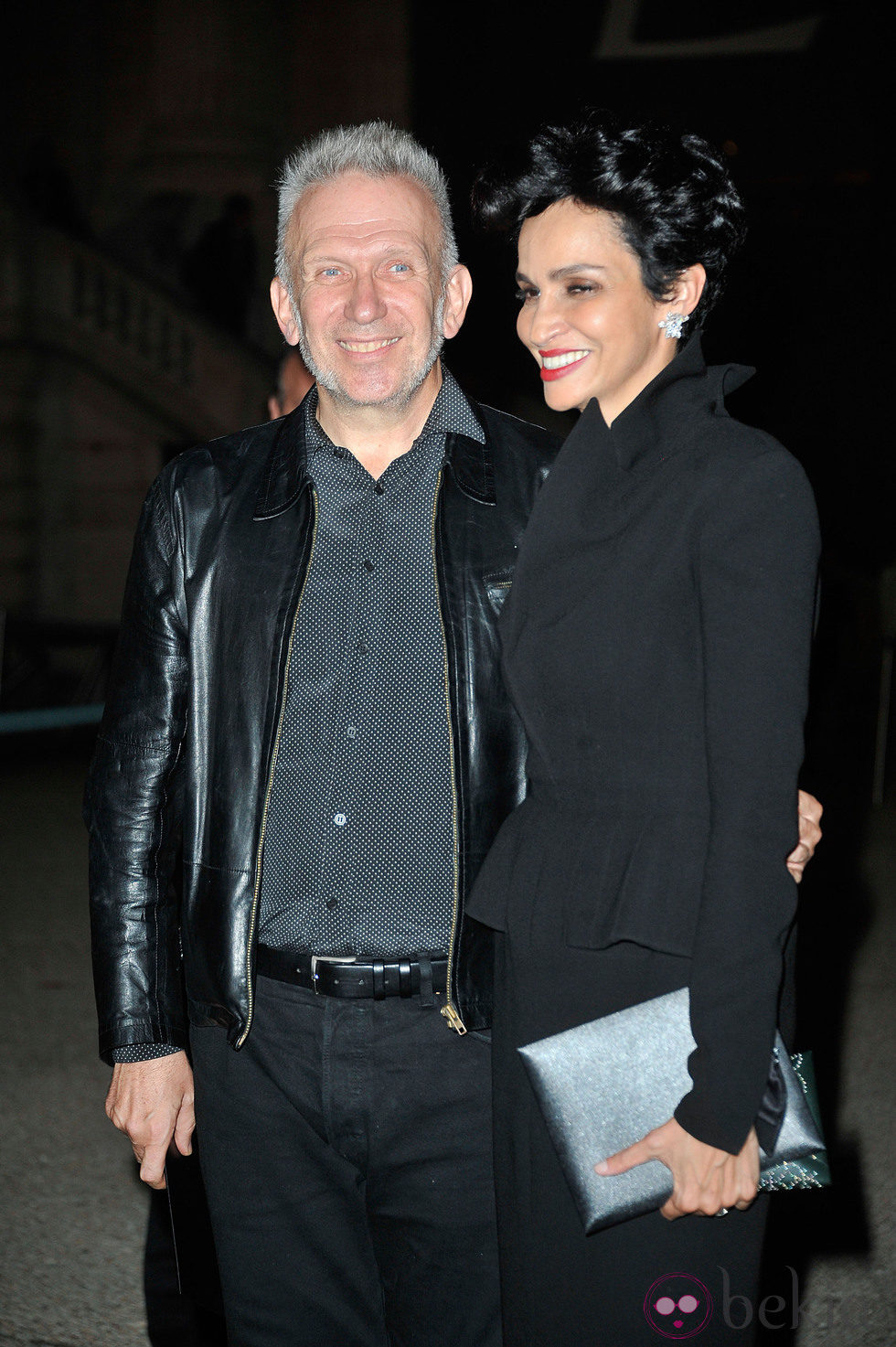 Jean-Paul Gaultier y Farida Khelfa en el desfile de Yves Saint Laurent en la Semana de la Moda de París primavera/verano 2014