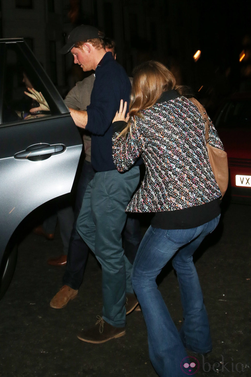 El Príncipe Harry y Cressida Bonas se esconden tras el concierto de James Blunt