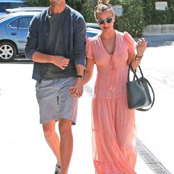 Kaley Cuoco y Ryan Sweeting pasean cogidos de la mano por Los Ángeles