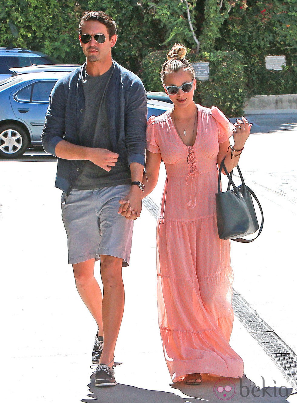 Kaley Cuoco y Ryan Sweeting pasean cogidos de la mano por Los Ángeles