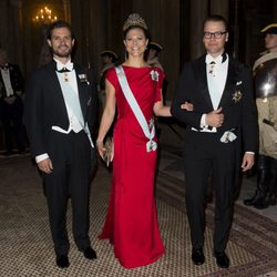 El Príncipe Carlos Felipe con Victoria y Daniel de Suecia en una cena de gala al presidente de Portugal