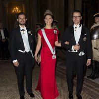 El Príncipe Carlos Felipe con Victoria y Daniel de Suecia en una cena de gala al presidente de Portugal