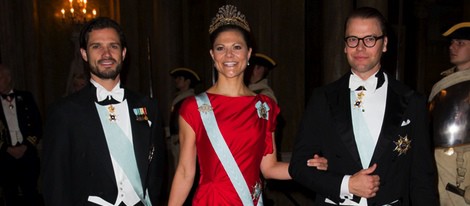 El Príncipe Carlos Felipe con Victoria y Daniel de Suecia en una cena de gala al presidente de Portugal