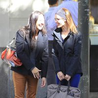 Raquel Sánchez Silva y una amiga ríen divertidas en la calle