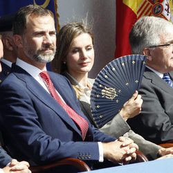 La Princesa Letizia se abanica junto al Príncipe Felipe en el Día de la Policía